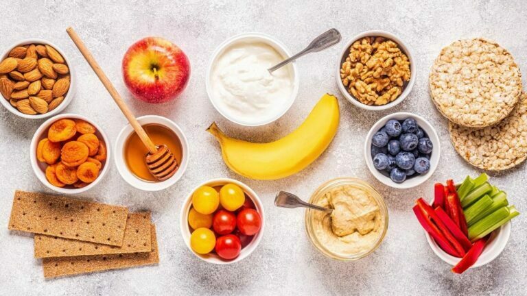 11 Quick and Healthy Snacks Ideas at Workplace Having nutritious snacks to eat during the workday can help you stay energized and productive. List of quick & healthy snacks ideas at work.