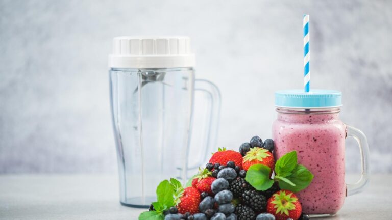Here are some healthy smoothie recipes for weight gain that will meet your daily calorie requirement as well as giving you your daily dose.