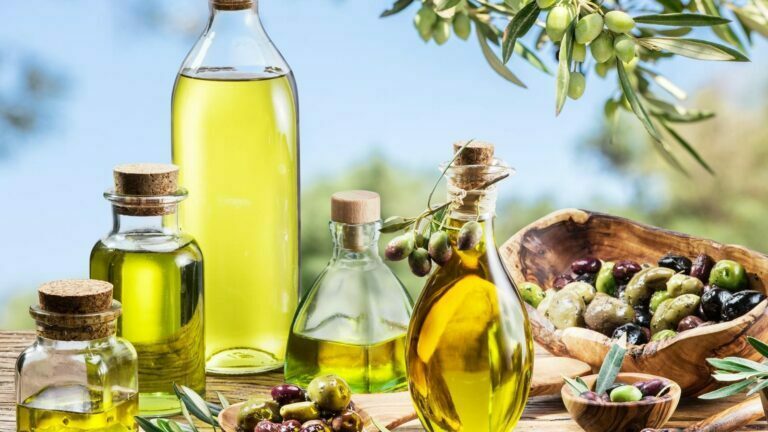Quick Guide – Olive Oil vs. Vegetable Oil Oils such as olive oil and vegetable oil have health benefits. Both types of oil are used widely in cooking.