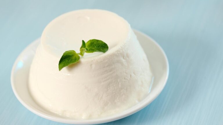 Ricotta Cheese – Nutrition, Benefits, and Recipes Ricotta cheese is typically made with cow's milk, but it can also be made with sheep, goat, or water buffalo milk.