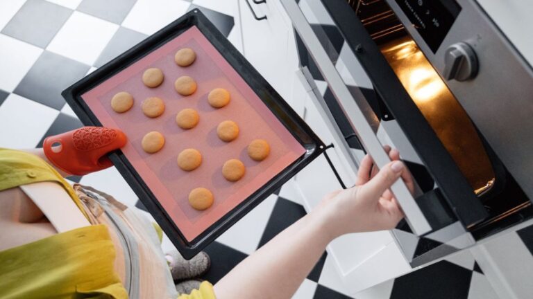 A Guide to Choosing the Right Commercial Kitchen Appliances for Your Restaurant Top tips to buy the right commercial kitchen appliances for your restaurant or food business. Read to enhance your food business.